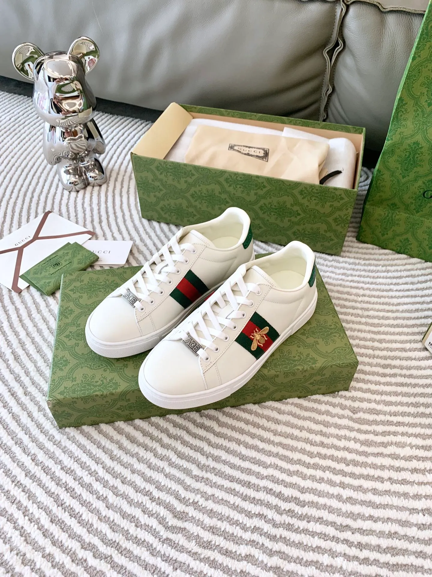 👟👟Ex-factory price 540👟👟 Men's size +10 Top version: Gucci G family classic Ace series Embroidery Little Bee White Shoes Couple Style Ribbon Love Casual Sports Shoes Sneakers Original Purchase Development Production This brand's classic low-top sports shoes interweave golden embroidered bees with red and green webbing. The bee is a classic element of the brand. It appeared in the Gucci ready-to-wear series in the 1970s. Exquisite packaging at the delivery counter🛍📦 ▪️Fabrics: Original custom imported first-layer cowhide ▪️Foots: Original custom cowhide lining ▪️Sole: Original open-molded rubber non-slip material ▪️Sole thickness: 2.5CM ▪️Size: Women's 34-41 (customized 34/41) ▪️Size: Men's 38-46 (38/46 customized)